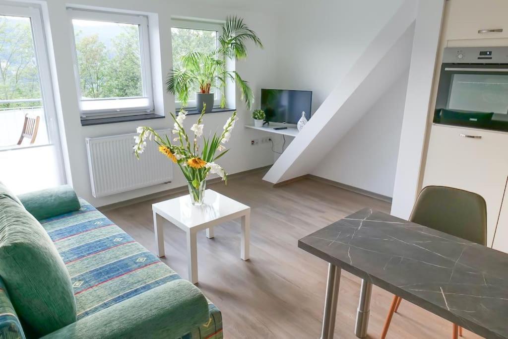 Wunderschoene Ferienwohnung Mit Balkon In Aue Extérieur photo